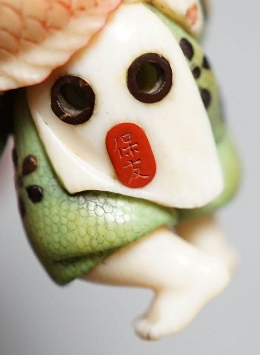 Two Japanese stained ivory netsuke of Ebisu and a seated drummer with drum ojime, Taisho/early Showa period, signed